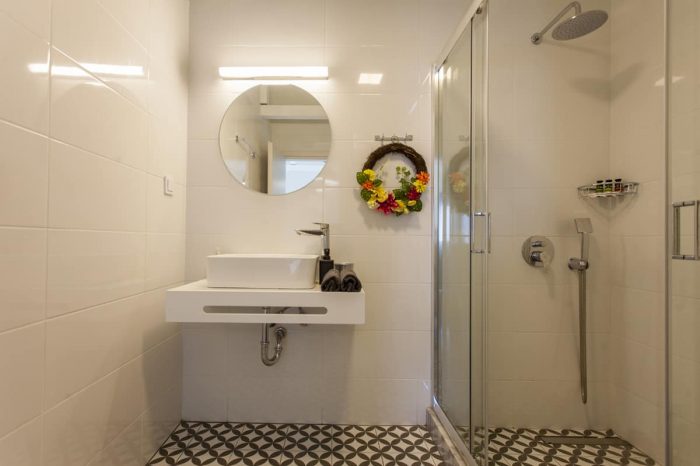 ligiabay-seafront-apartment-seven-second-floor-luxury-family-bathroom-with-shower